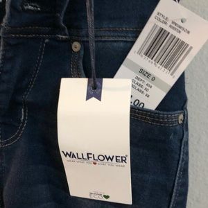 NWT Wallflower sassy high rise skinny jeans size 0. Smoke and pet free home.
